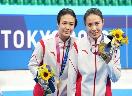 現(xiàn)場｜互相給對方戴上金牌，這是跳水隊冠軍搭檔的儀式感